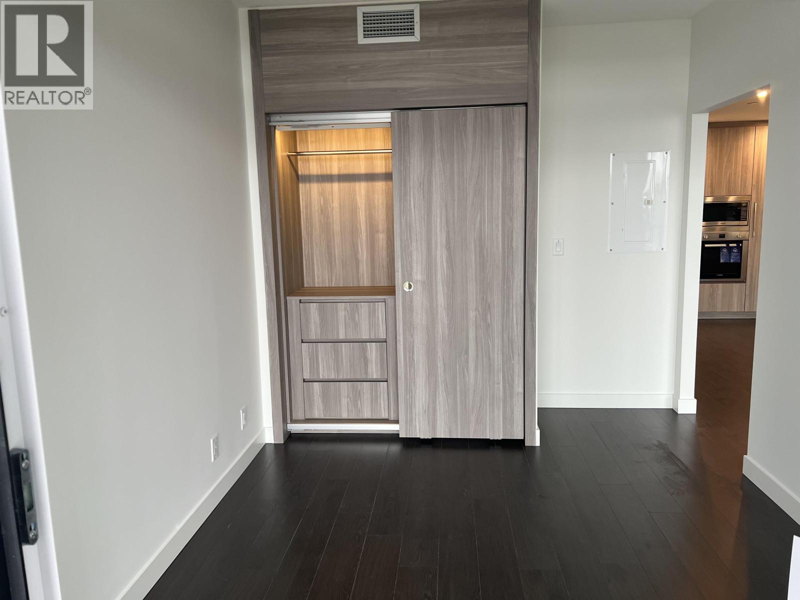 401 4890 LOUGHEED HIGHWAY, Burnaby