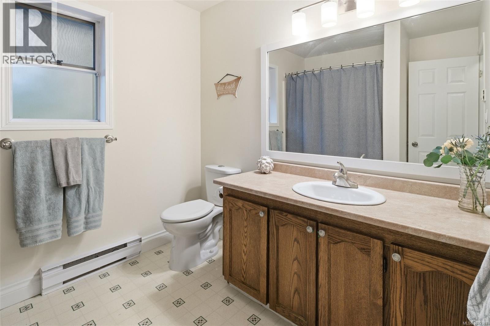 864 Woodsview Pl, Central Saanich