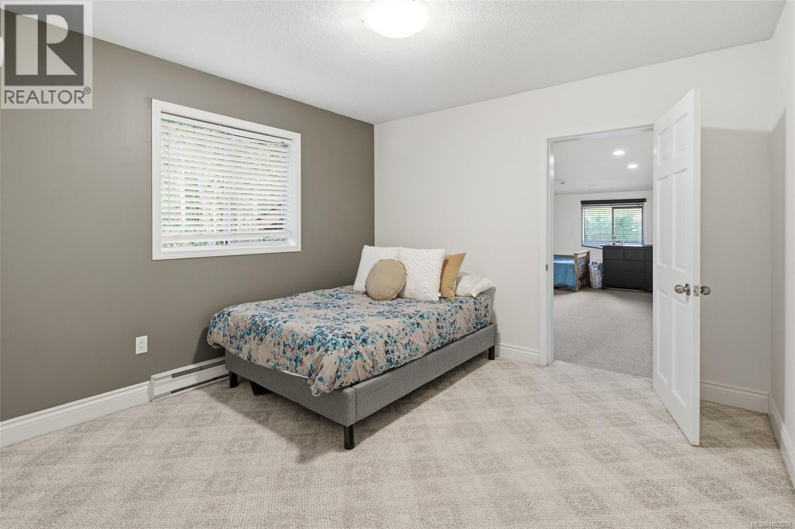 864 Woodsview Pl, Central Saanich