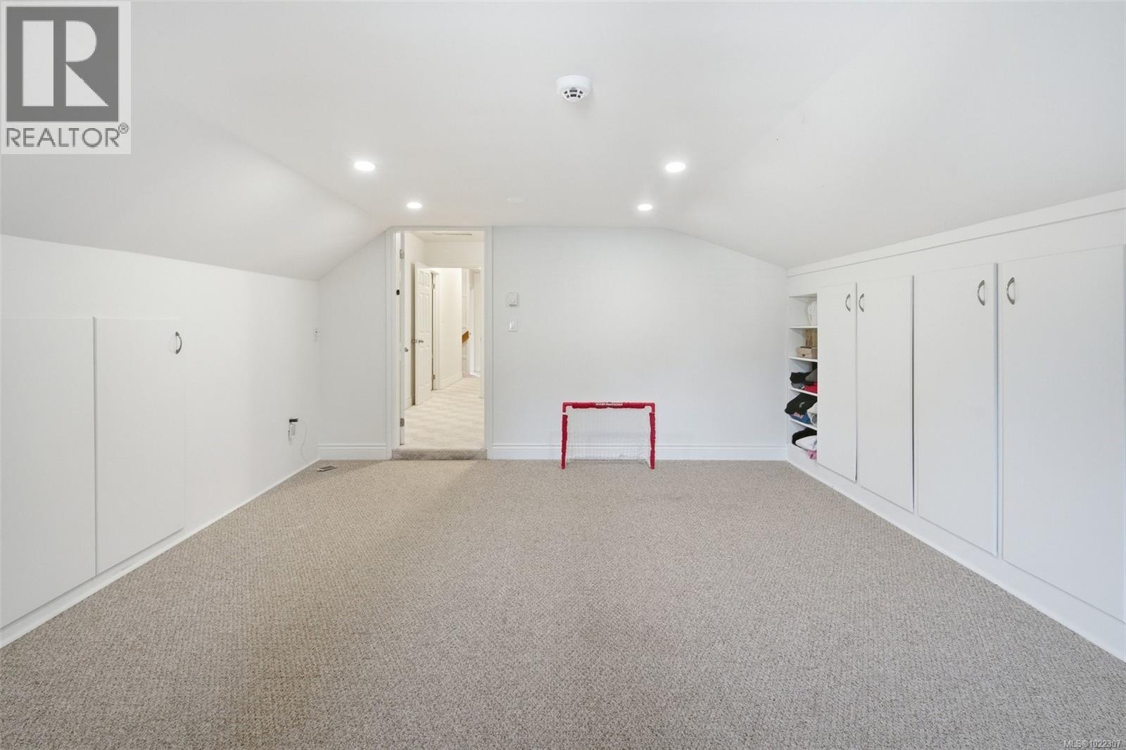 864 Woodsview Pl, Central Saanich