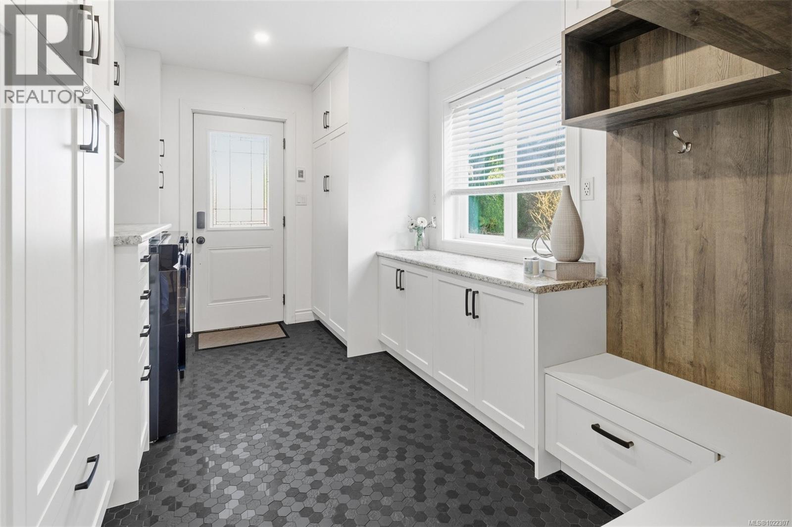 864 Woodsview Pl, Central Saanich