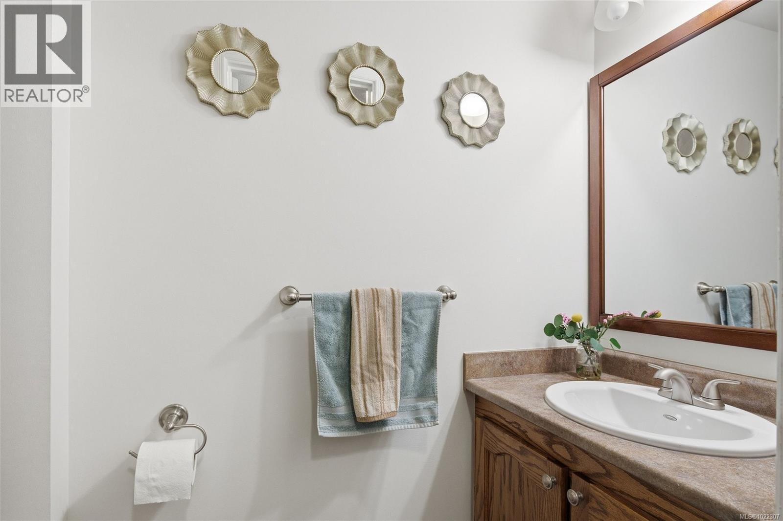 864 Woodsview Pl, Central Saanich