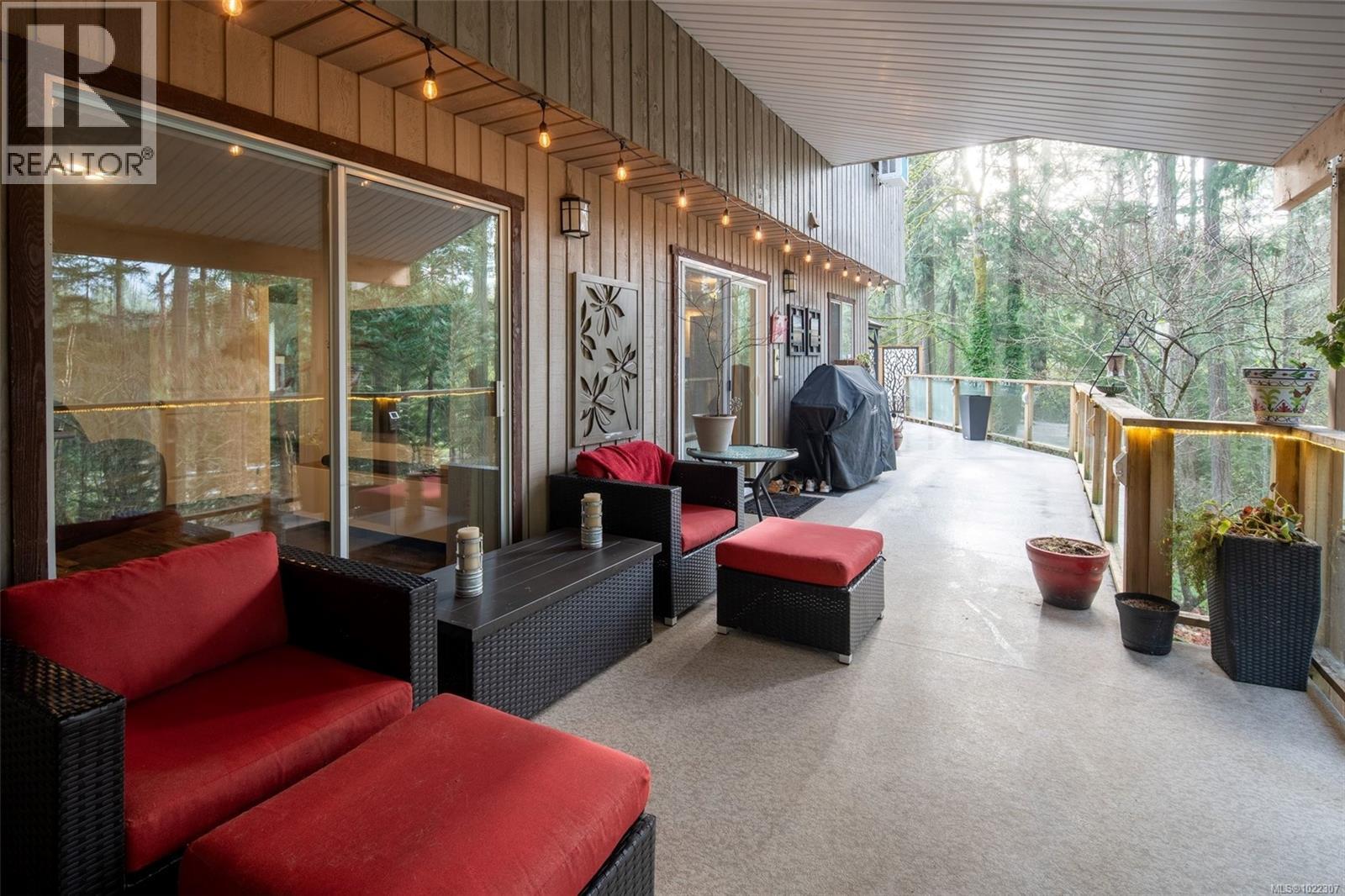 864 Woodsview Pl, Central Saanich