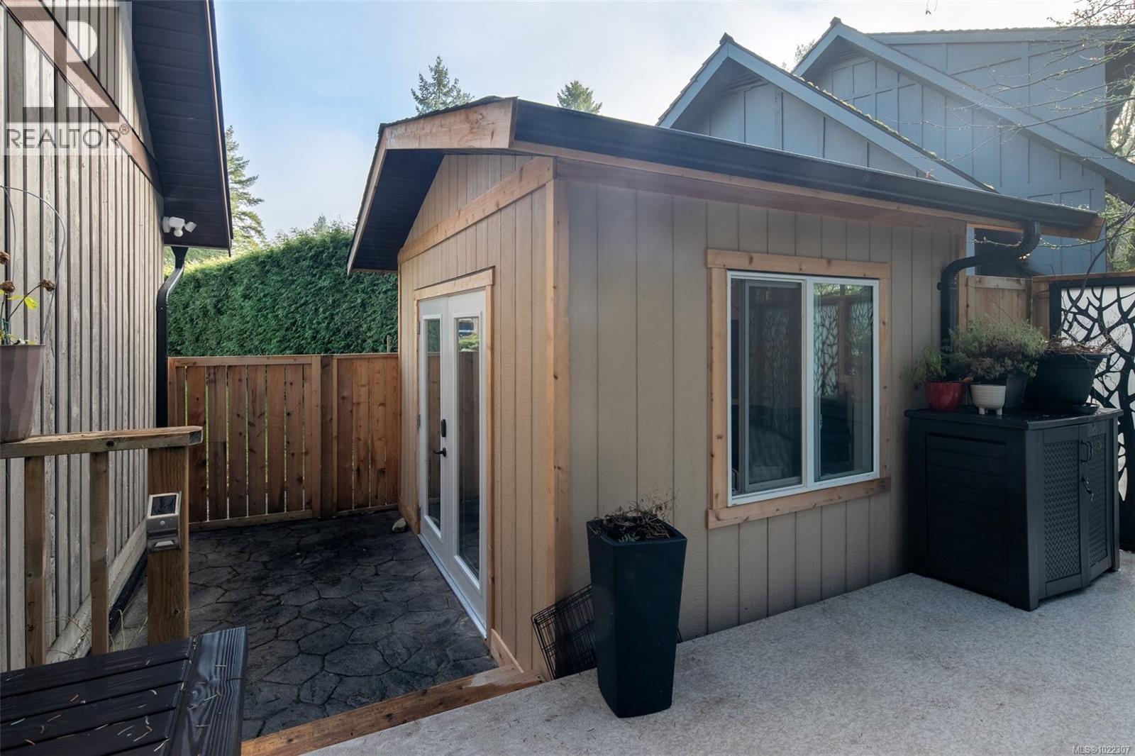 864 Woodsview Pl, Central Saanich