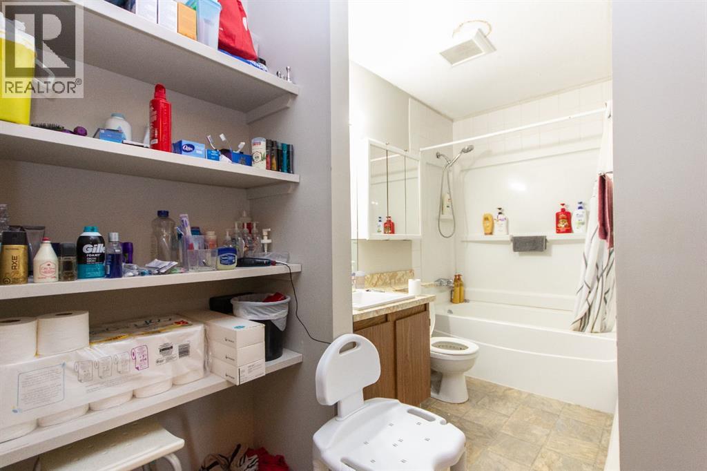 Single Family House 4 Level for Sale in  Gibson Close Glendale Red Deer 