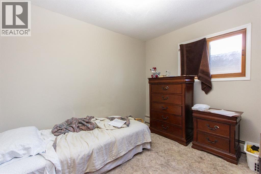 Single Family House 4 Level for Sale in  Gibson Close Glendale Red Deer 