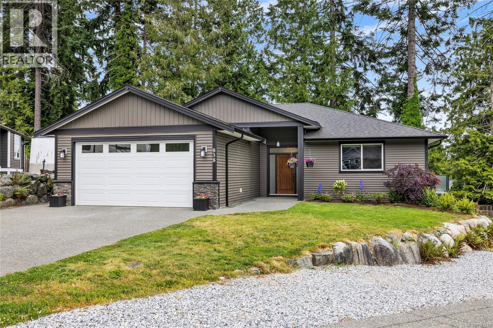 838 Stirling Dr, Ladysmith