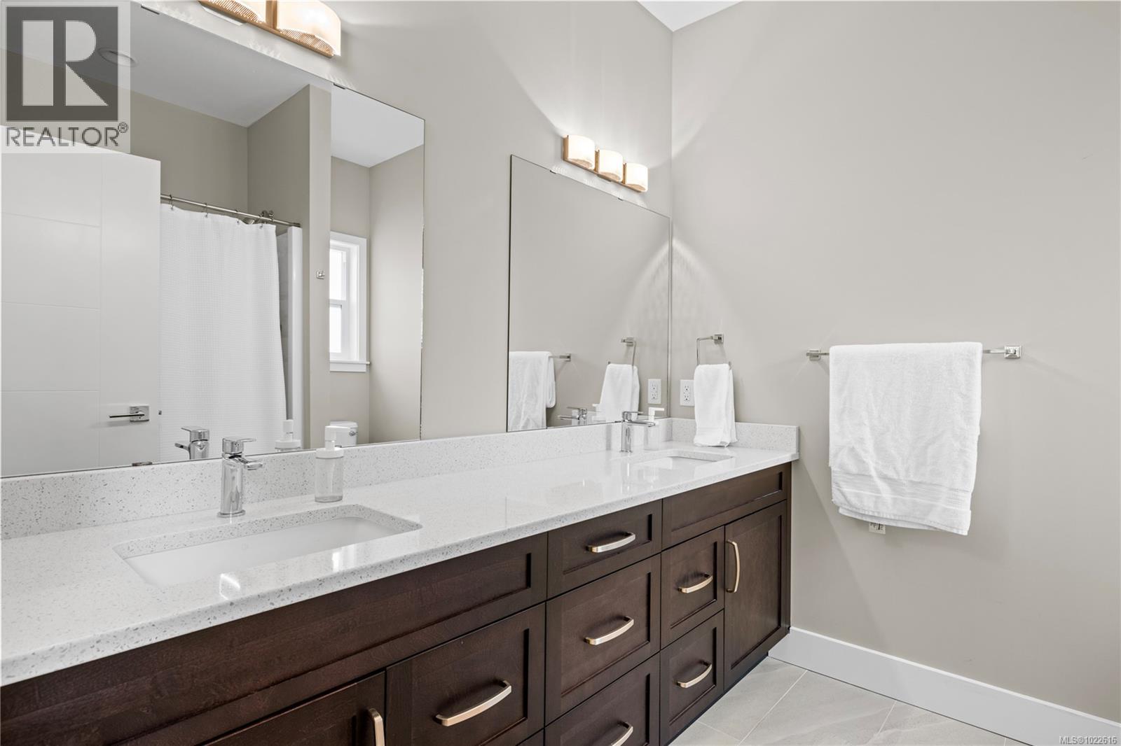 838 Stirling Dr, Ladysmith