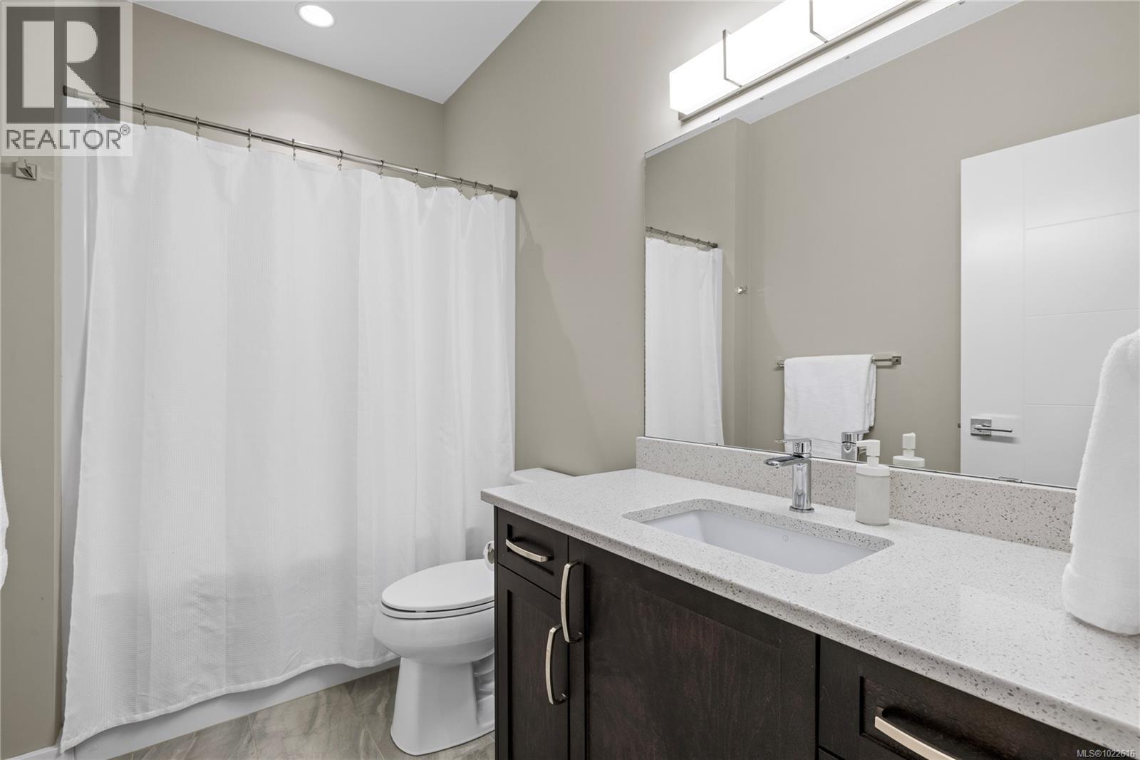 838 Stirling Dr, Ladysmith