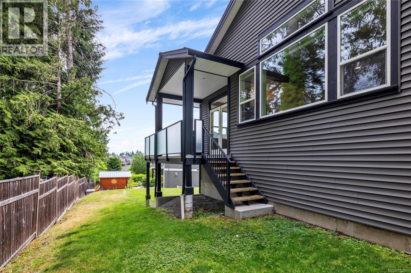 838 Stirling Dr, Ladysmith