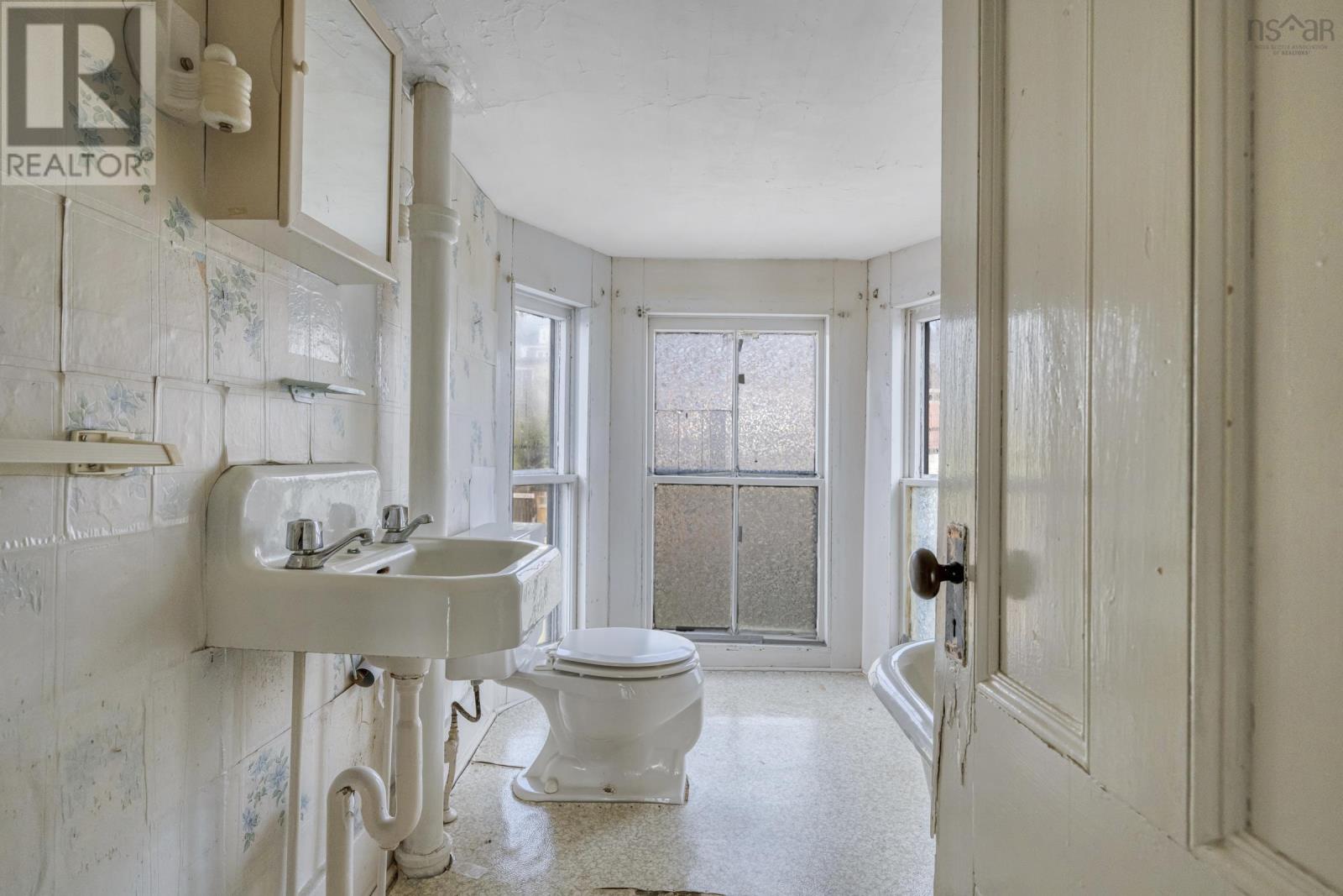 Property 21 of 33 of 200 Montague Street