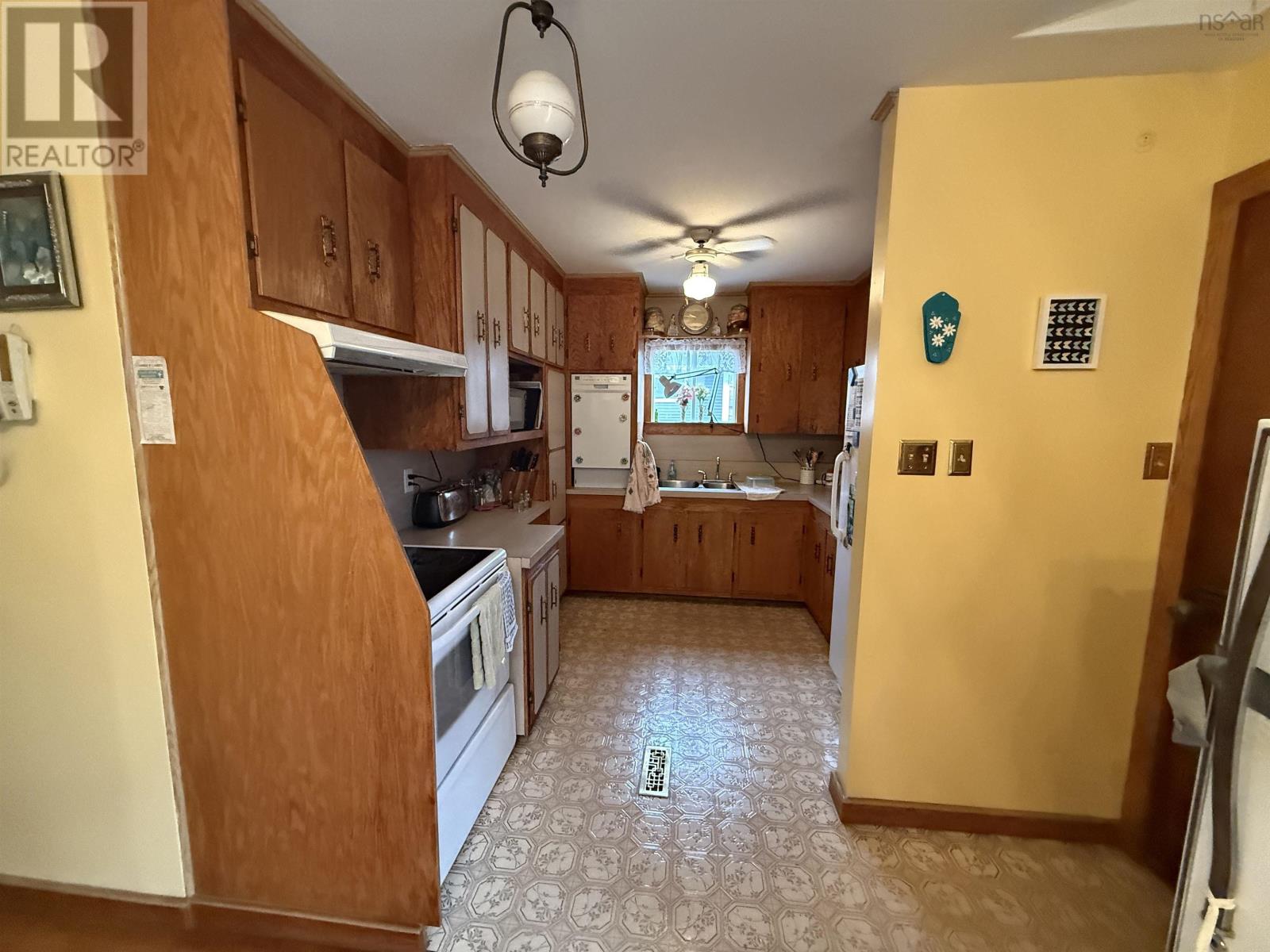 Property 8 of 21 of 198 Renfrew Street