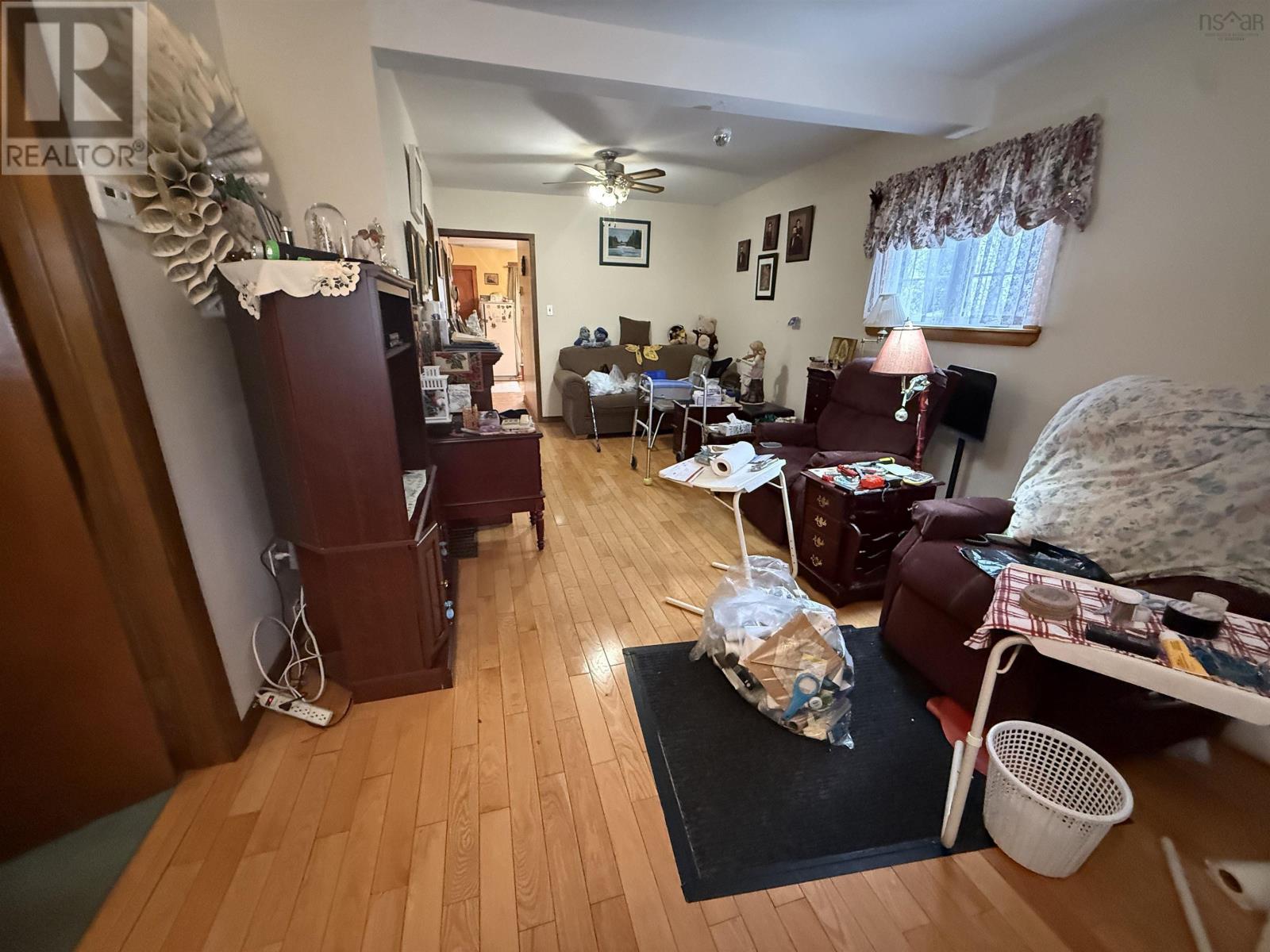 Property 15 of 21 of 198 Renfrew Street