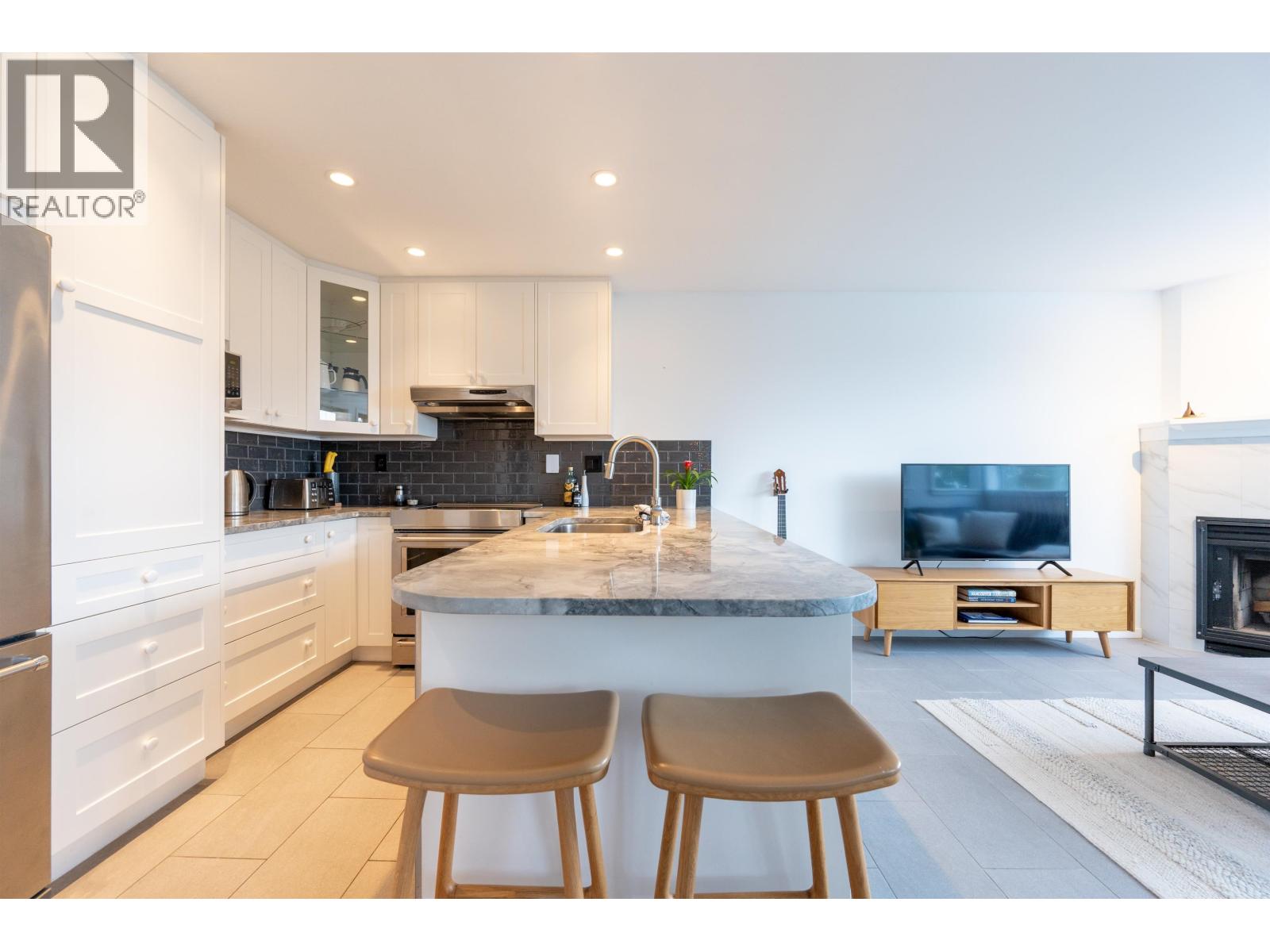 14 2240 GONDOLA WAY, Whistler