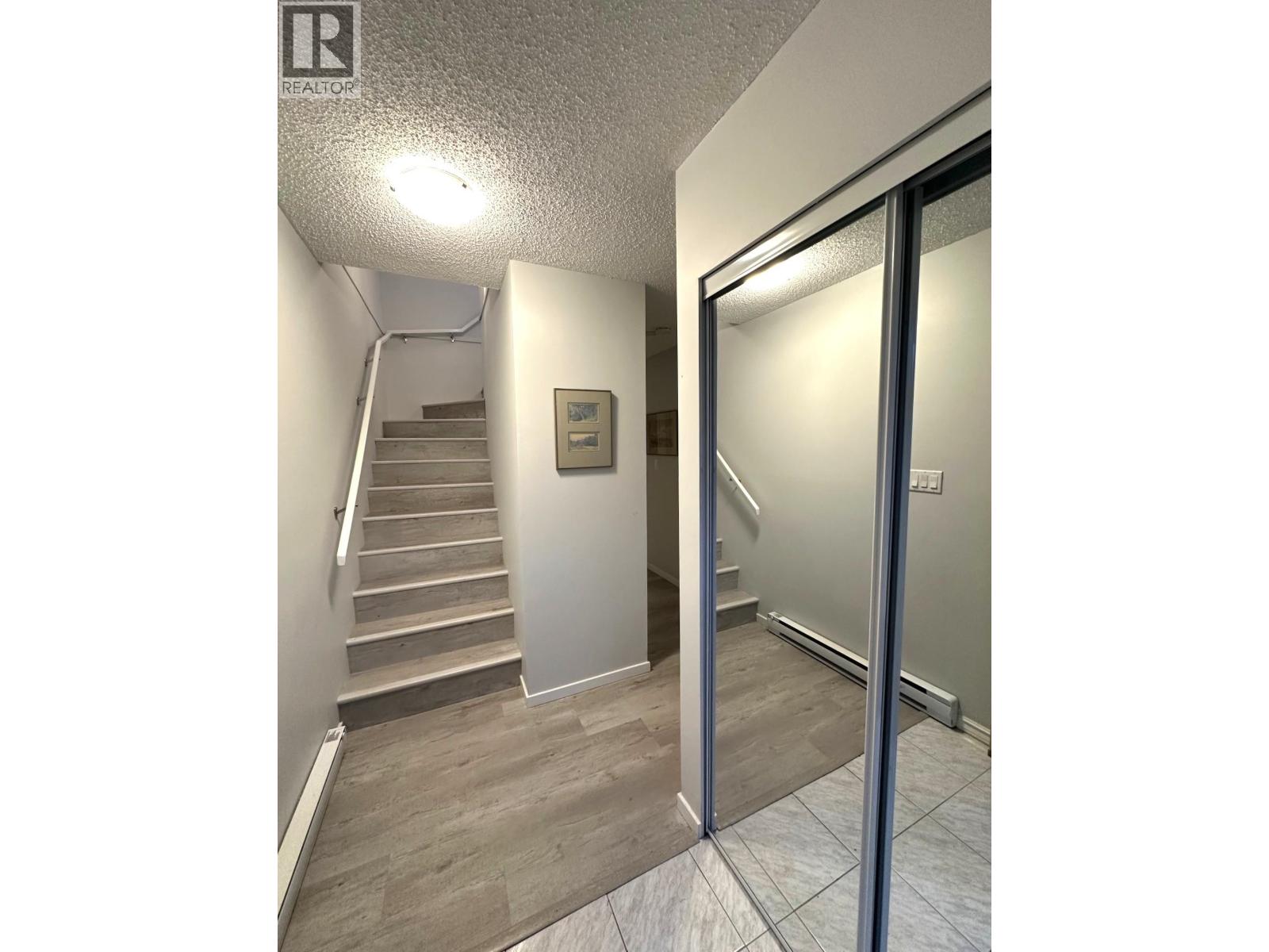 19 220 E 4TH, North Vancouver