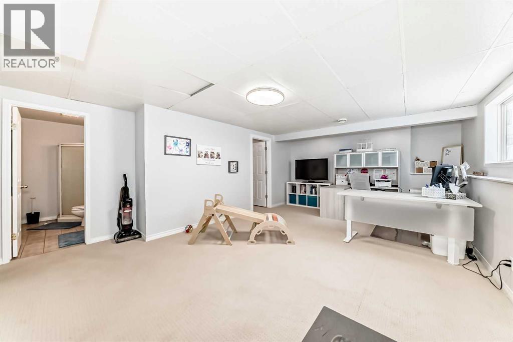 Single Family House Bi-level for Sale in  Signal Hill Drive SW Signal Hill Calgary 