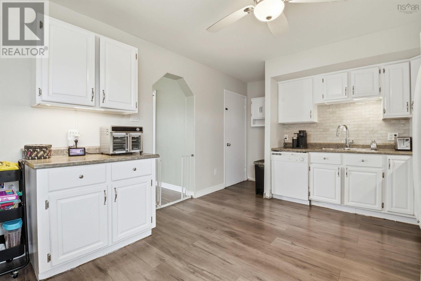 Property 12 of 41 of 50 Amaranth Crescent