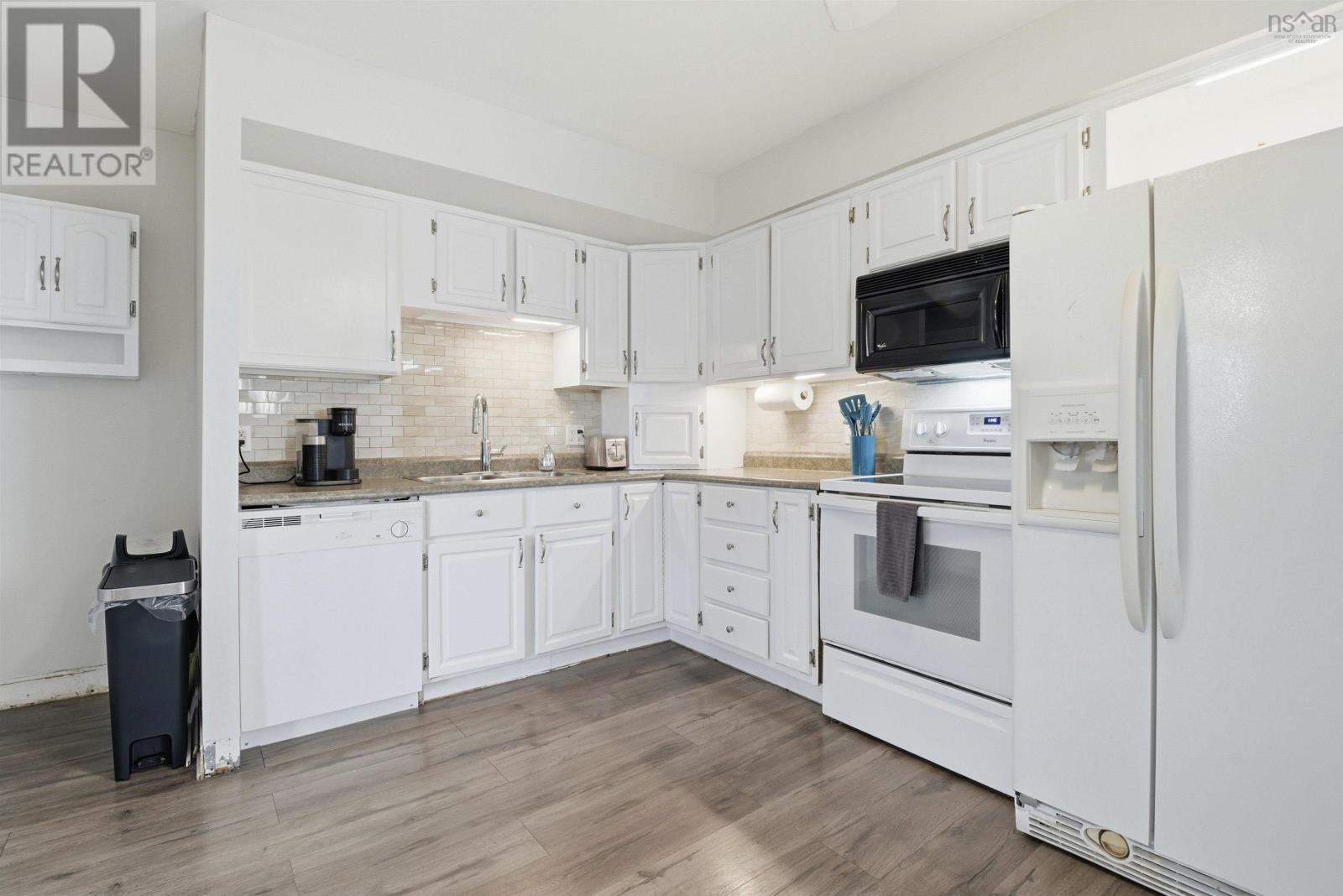 Property 9 of 41 of 50 Amaranth Crescent