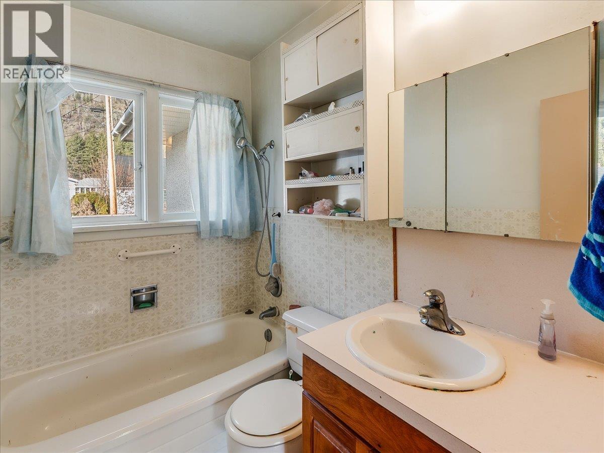 3323 DAHLIA Crescent, Trail