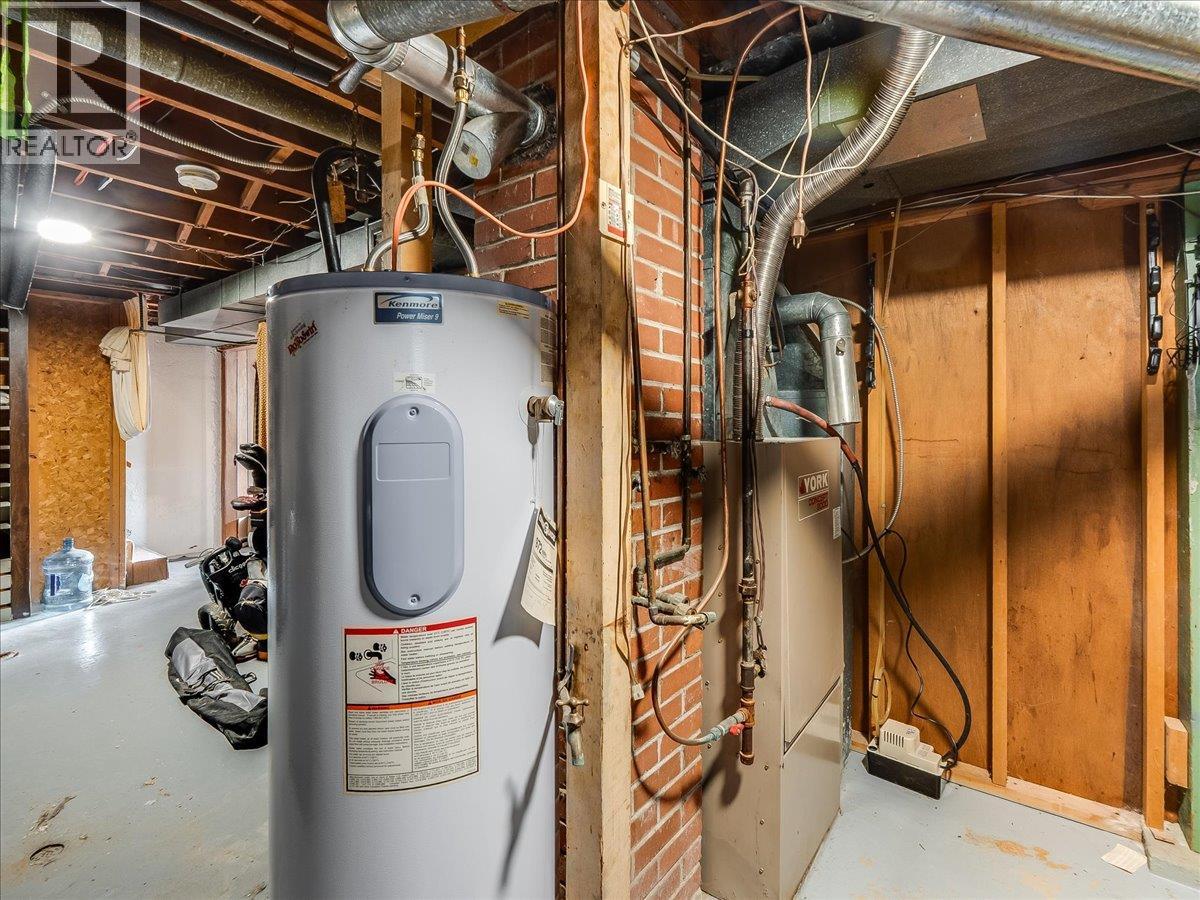 3323 DAHLIA Crescent, Trail