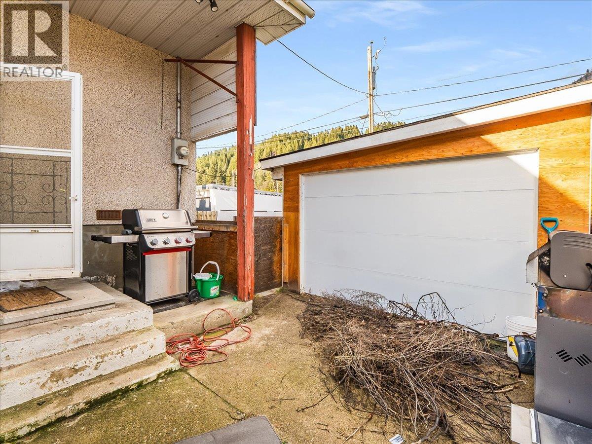 3323 DAHLIA Crescent, Trail