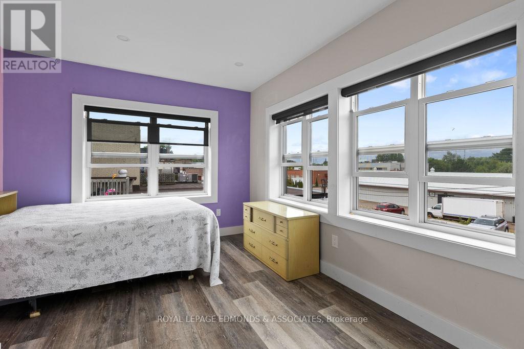 201 PEMBROKE STREET W — photo 24