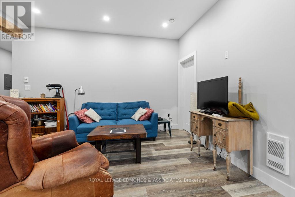 201 PEMBROKE STREET W — photo 31