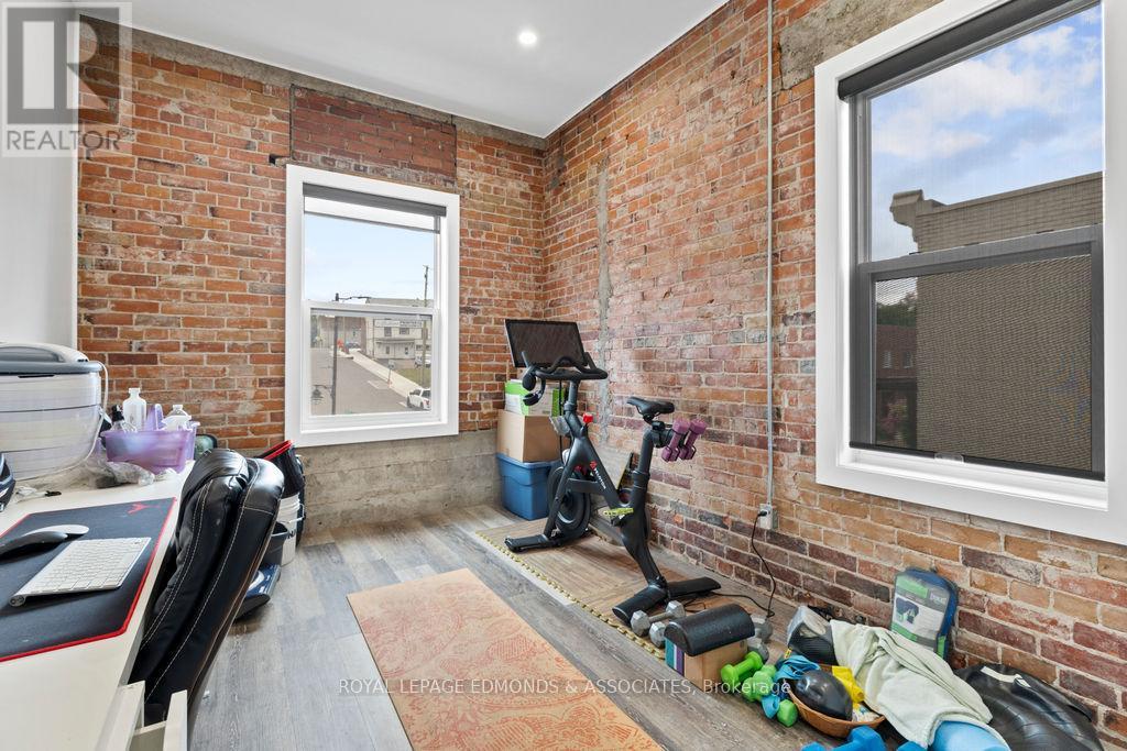 201 PEMBROKE STREET W — photo 32