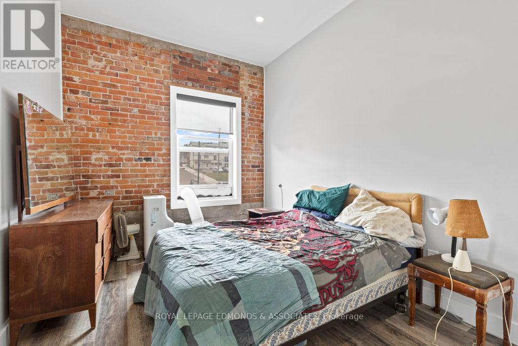 201 PEMBROKE STREET W — photo 33