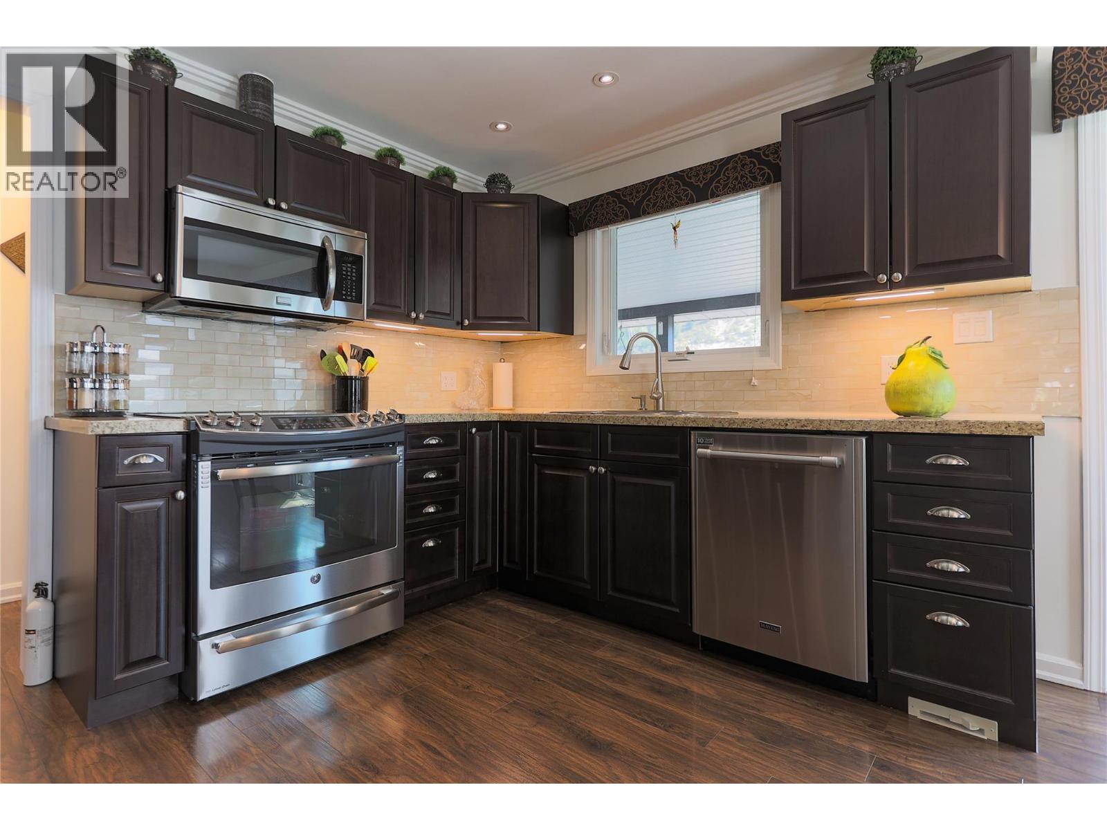 430 3RD Avenue, Trail