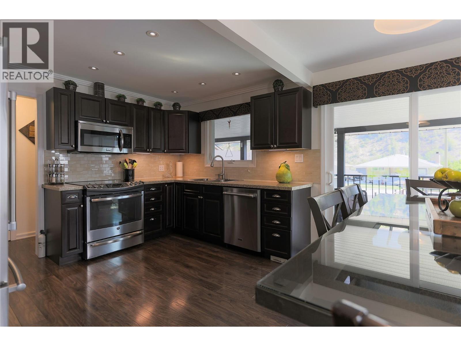 430 3RD Avenue, Trail