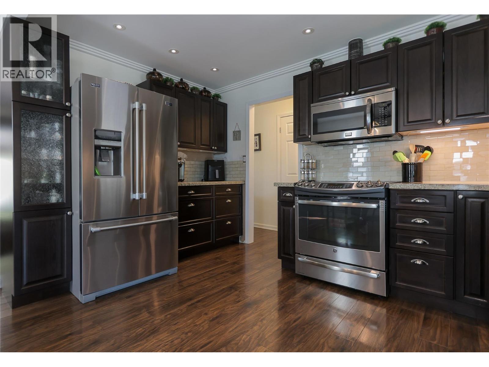 430 3RD Avenue, Trail