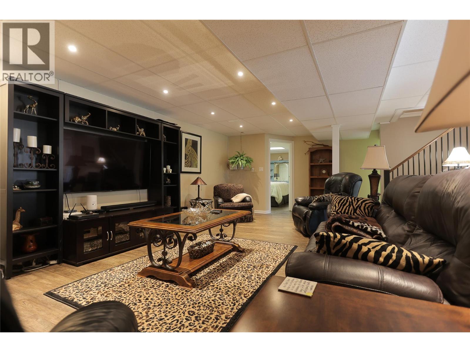 430 3RD Avenue, Trail