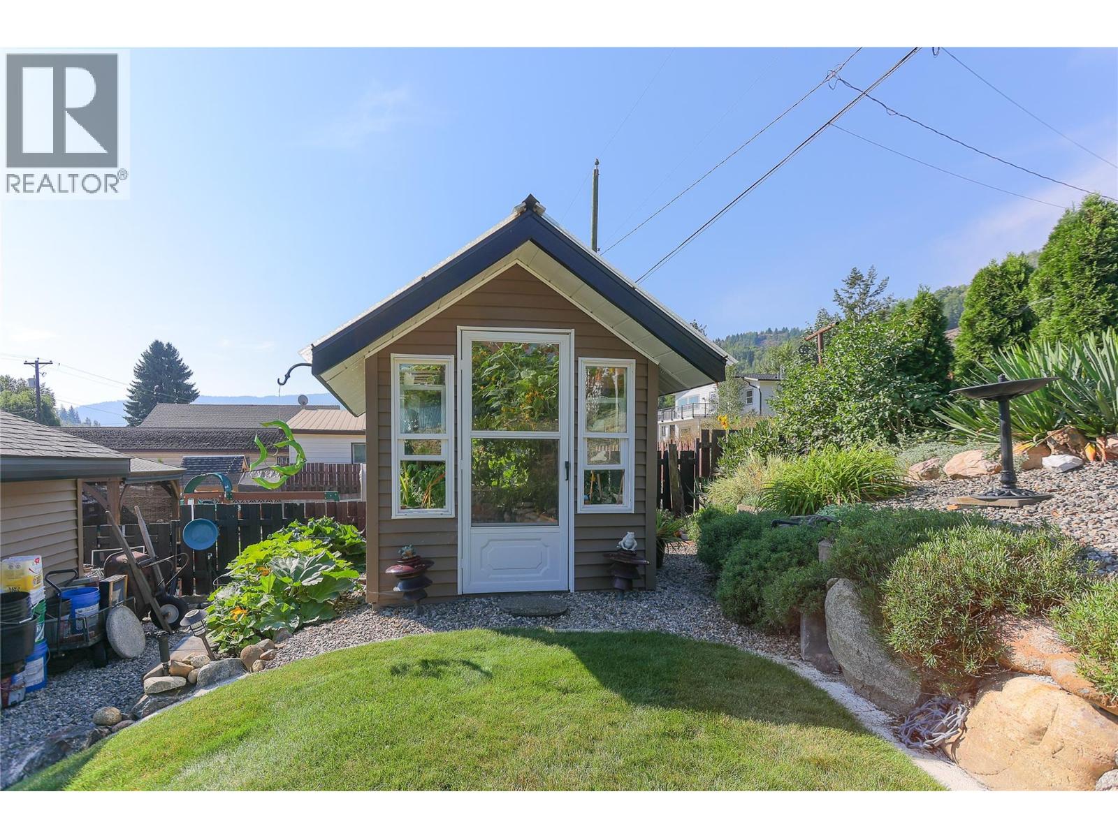 430 3RD Avenue, Trail