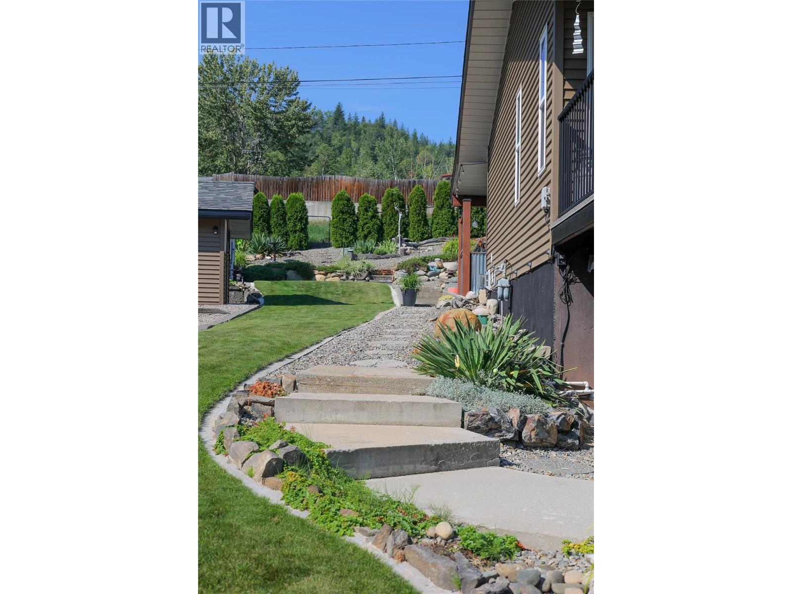 430 3RD Avenue, Trail