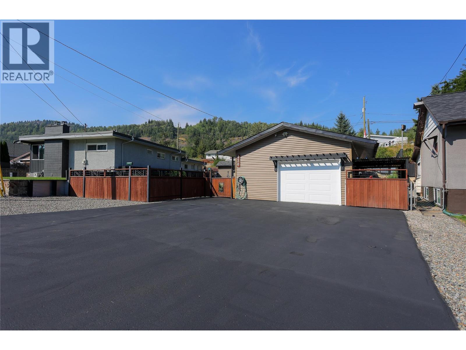 430 3RD Avenue, Trail