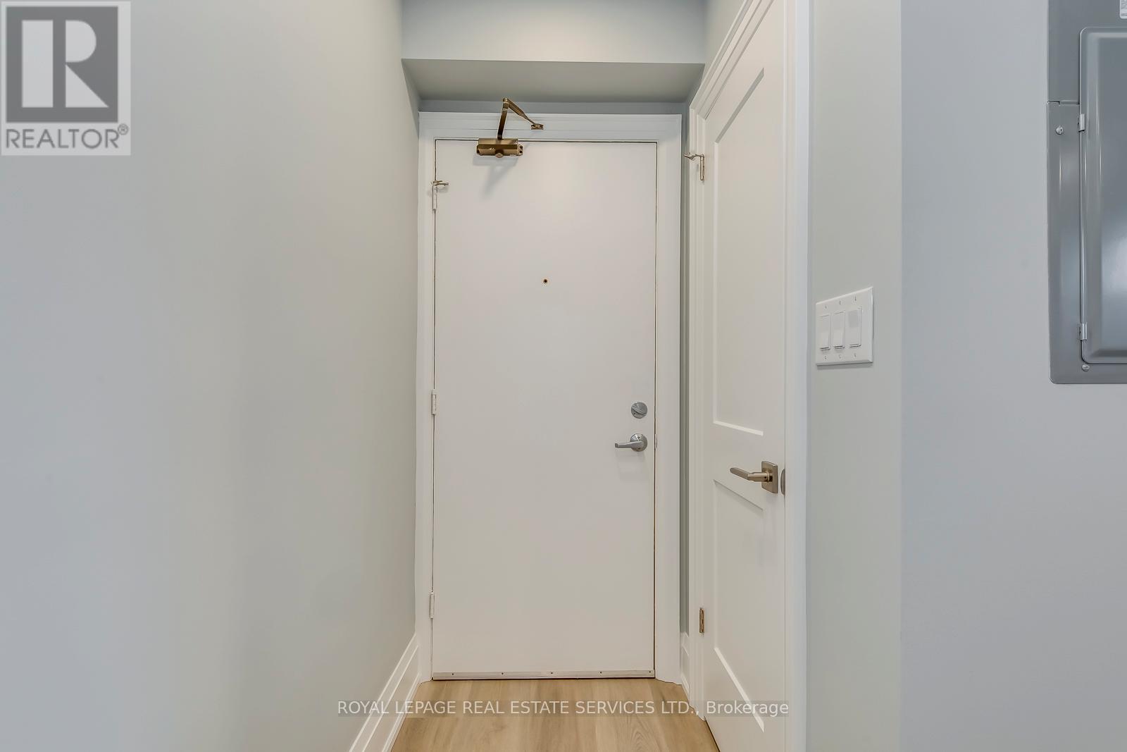 322 LAKESHORE ROAD W - 4