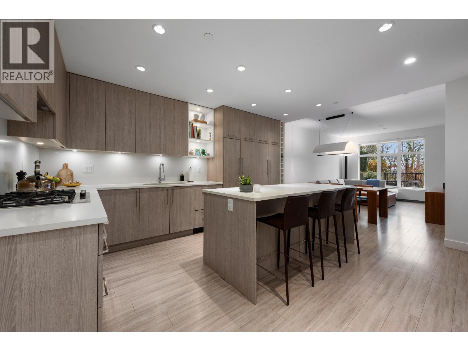 110 733 E 3RD STREET, North Vancouver