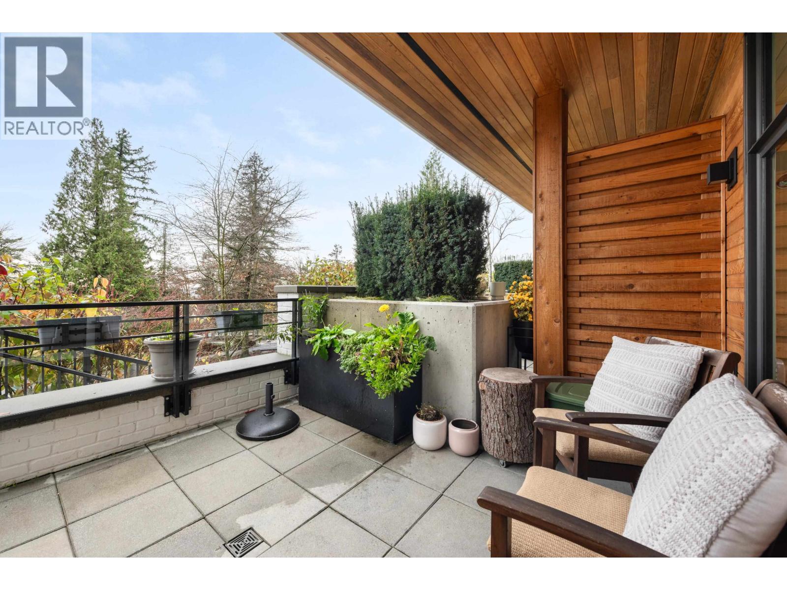 110 733 E 3RD STREET, North Vancouver