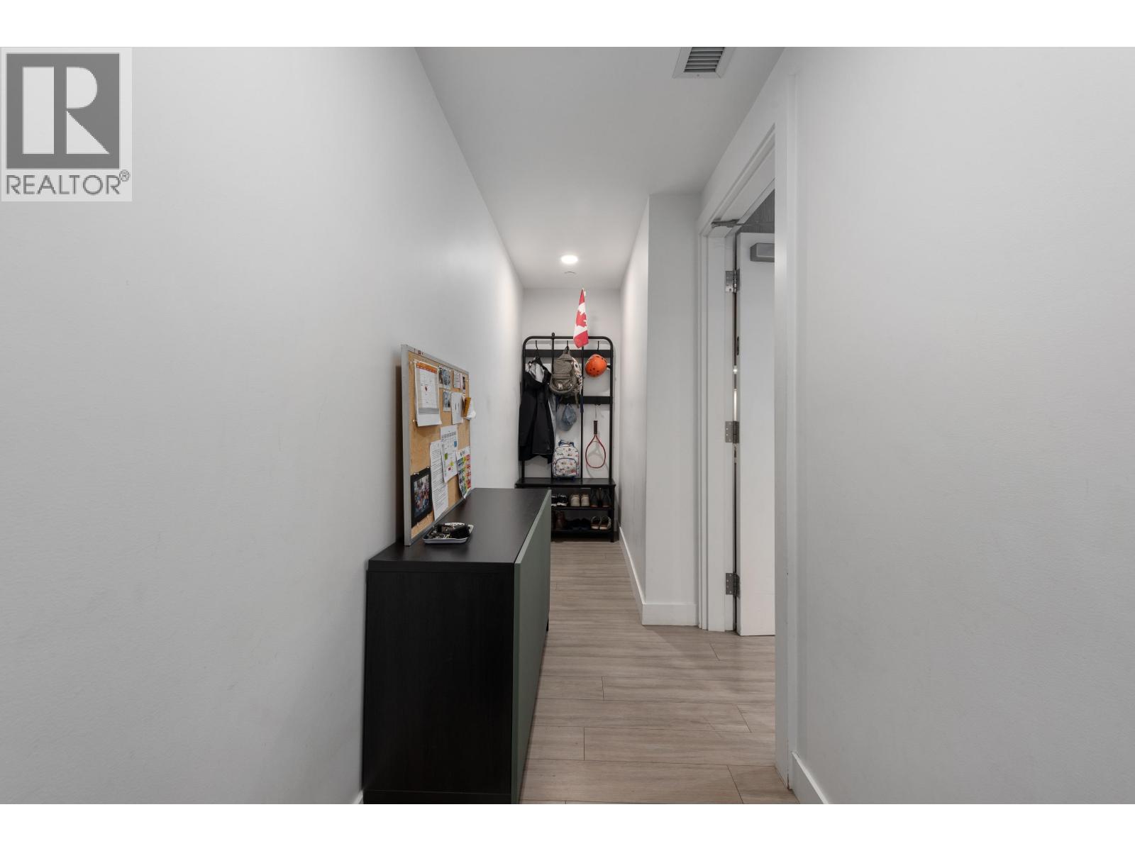 110 733 E 3RD STREET, North Vancouver