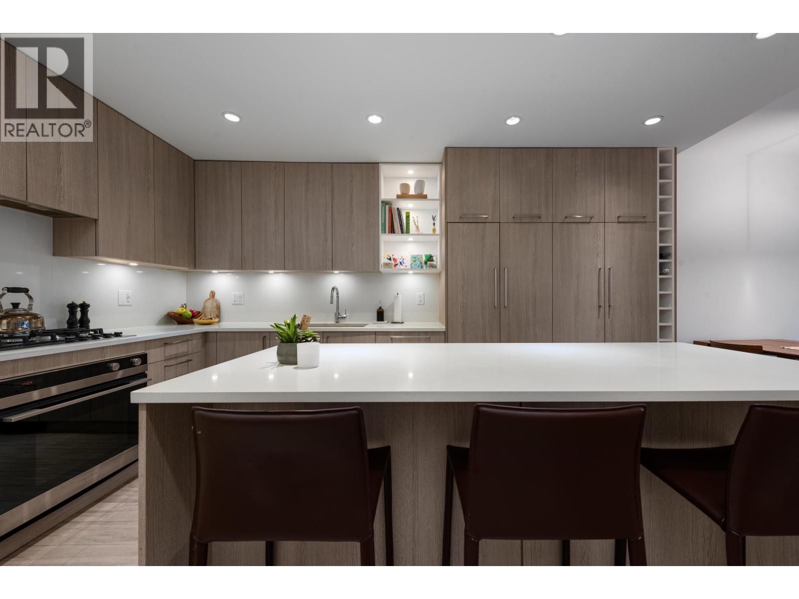 110 733 E 3RD STREET, North Vancouver