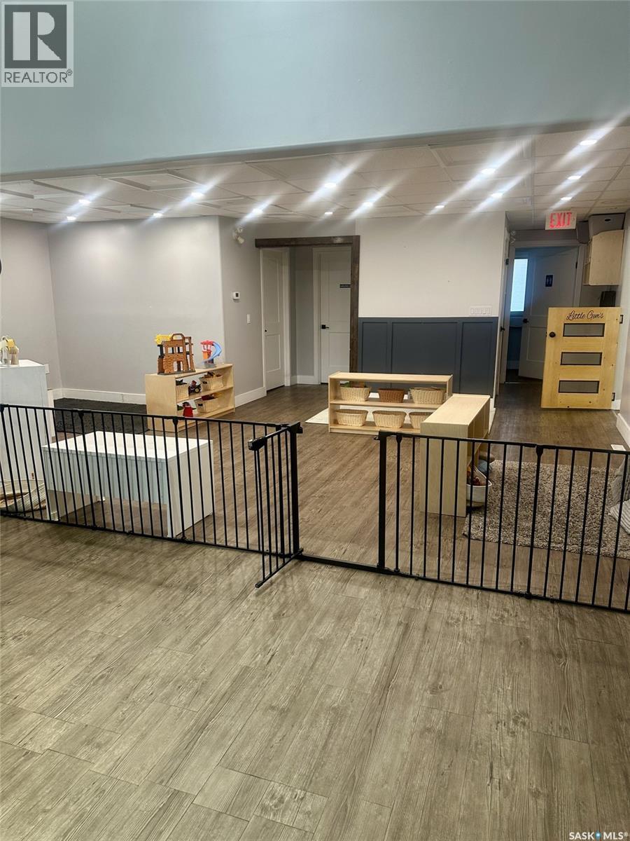 106 Central STREET E — photo 8