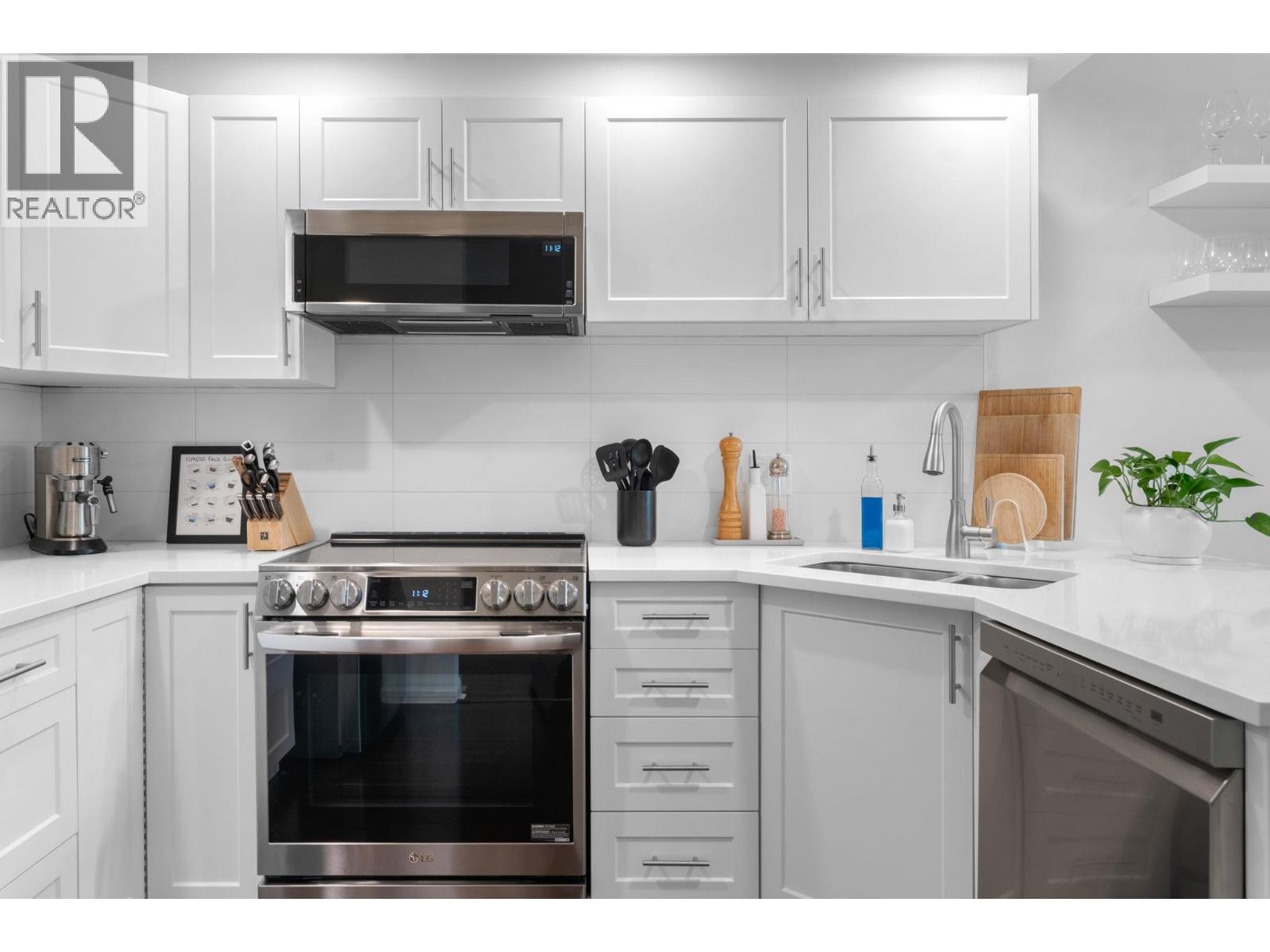 204 3151 WOODBINE DRIVE, North Vancouver