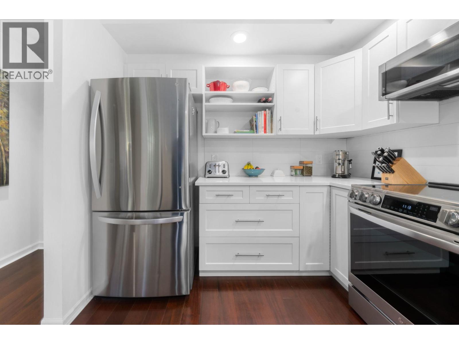 204 3151 WOODBINE DRIVE, North Vancouver