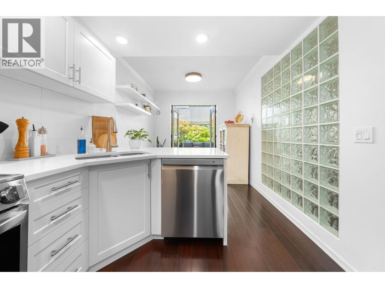 204 3151 WOODBINE DRIVE, North Vancouver