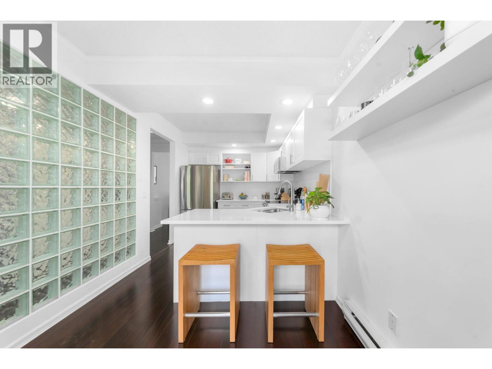 204 3151 WOODBINE DRIVE, North Vancouver