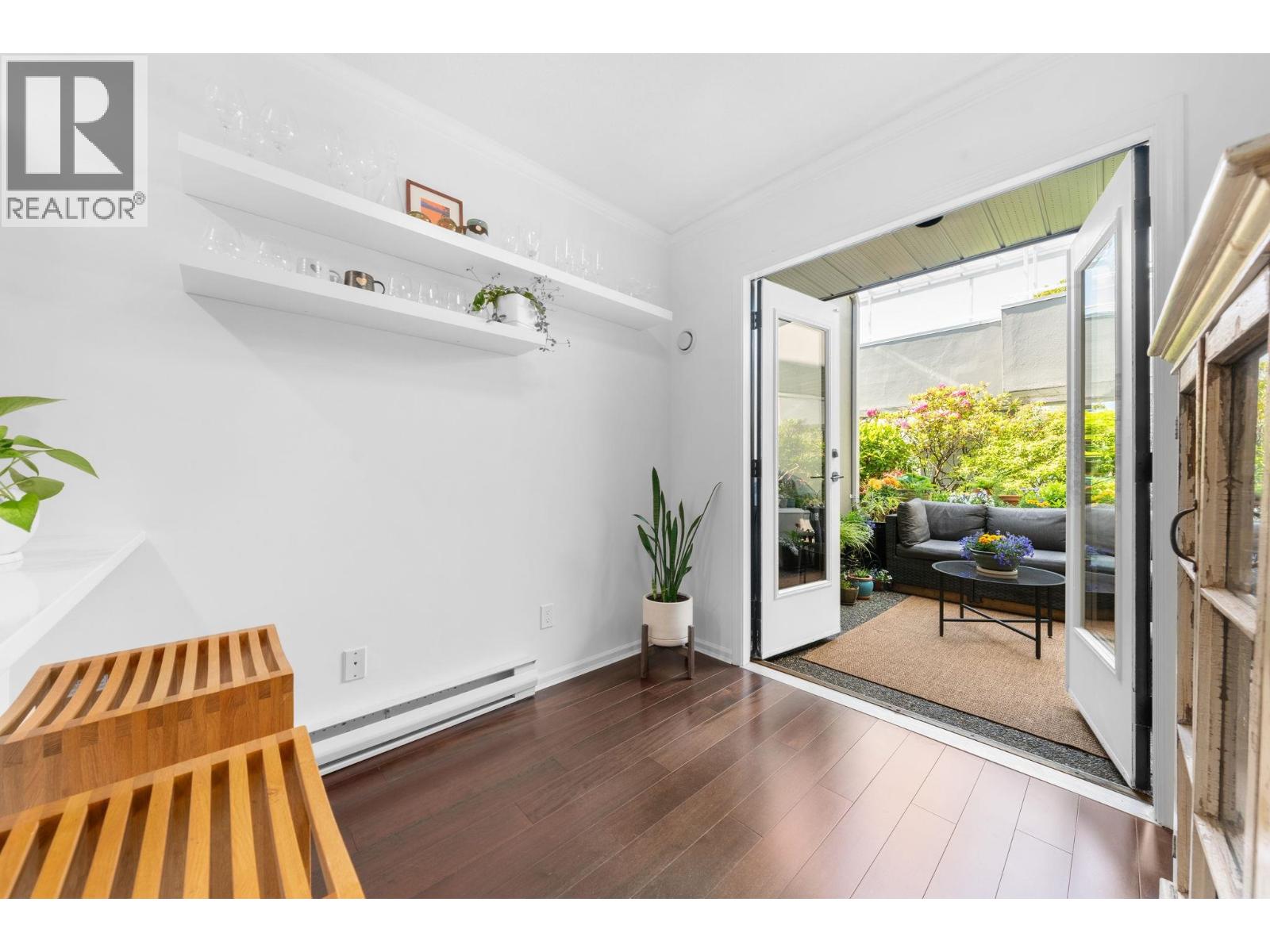 204 3151 WOODBINE DRIVE, North Vancouver