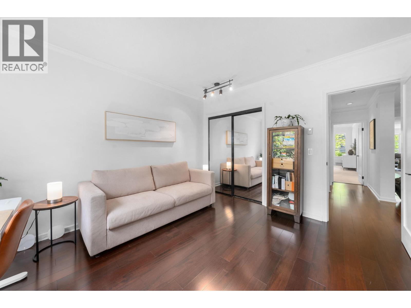 204 3151 WOODBINE DRIVE, North Vancouver