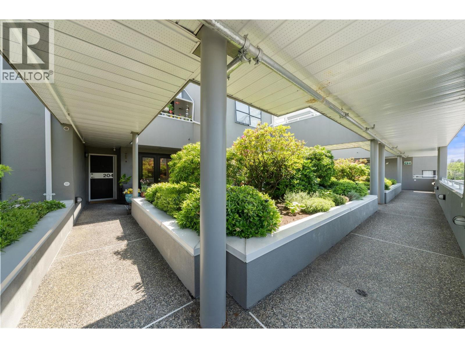 204 3151 WOODBINE DRIVE, North Vancouver