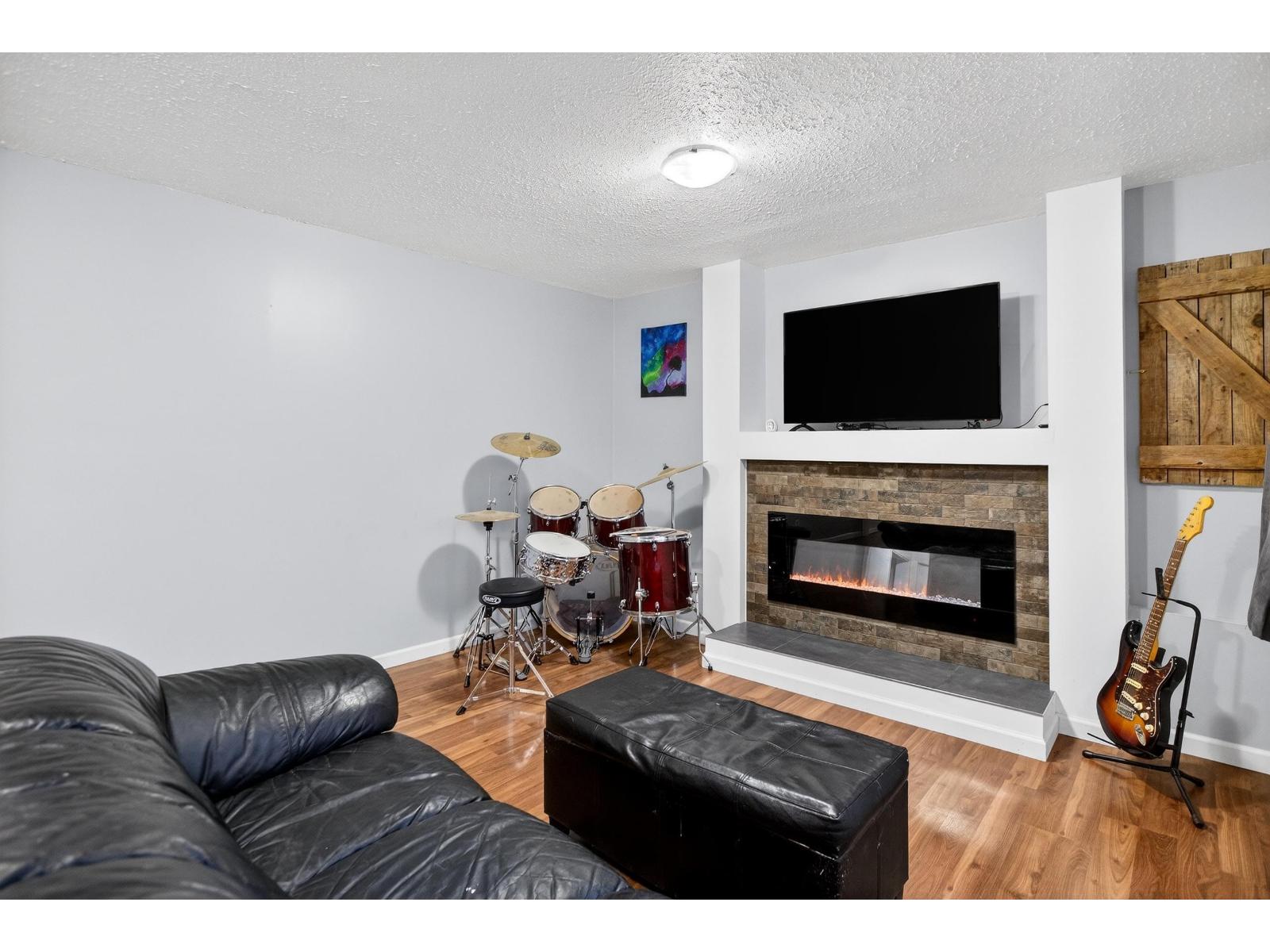 7768 WREN STREET, Mission